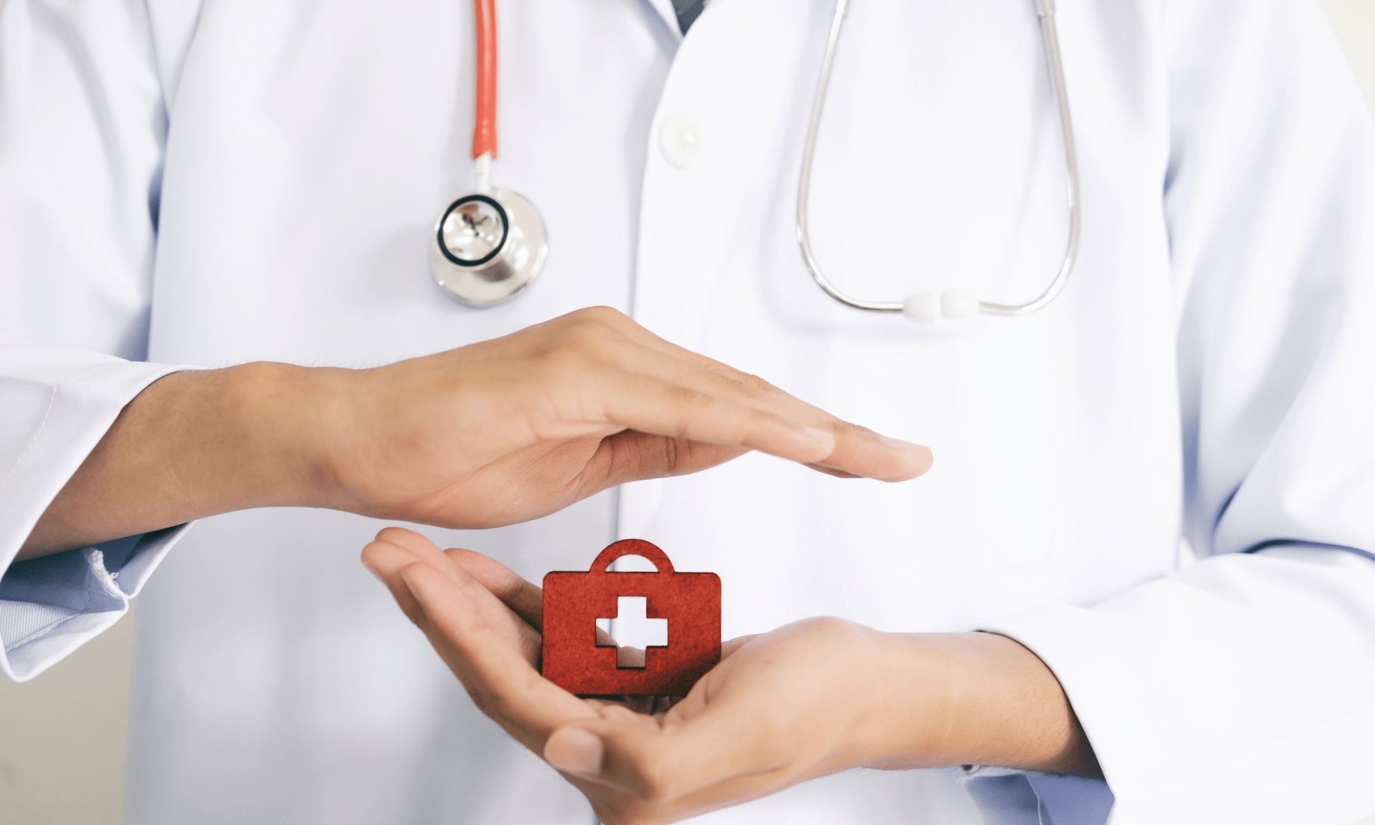 un médecin avec une figurine d'un sac rouge