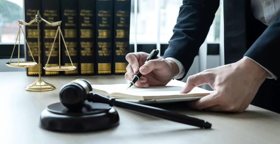 Quelle différence entre notaire et clerc de notaire ?